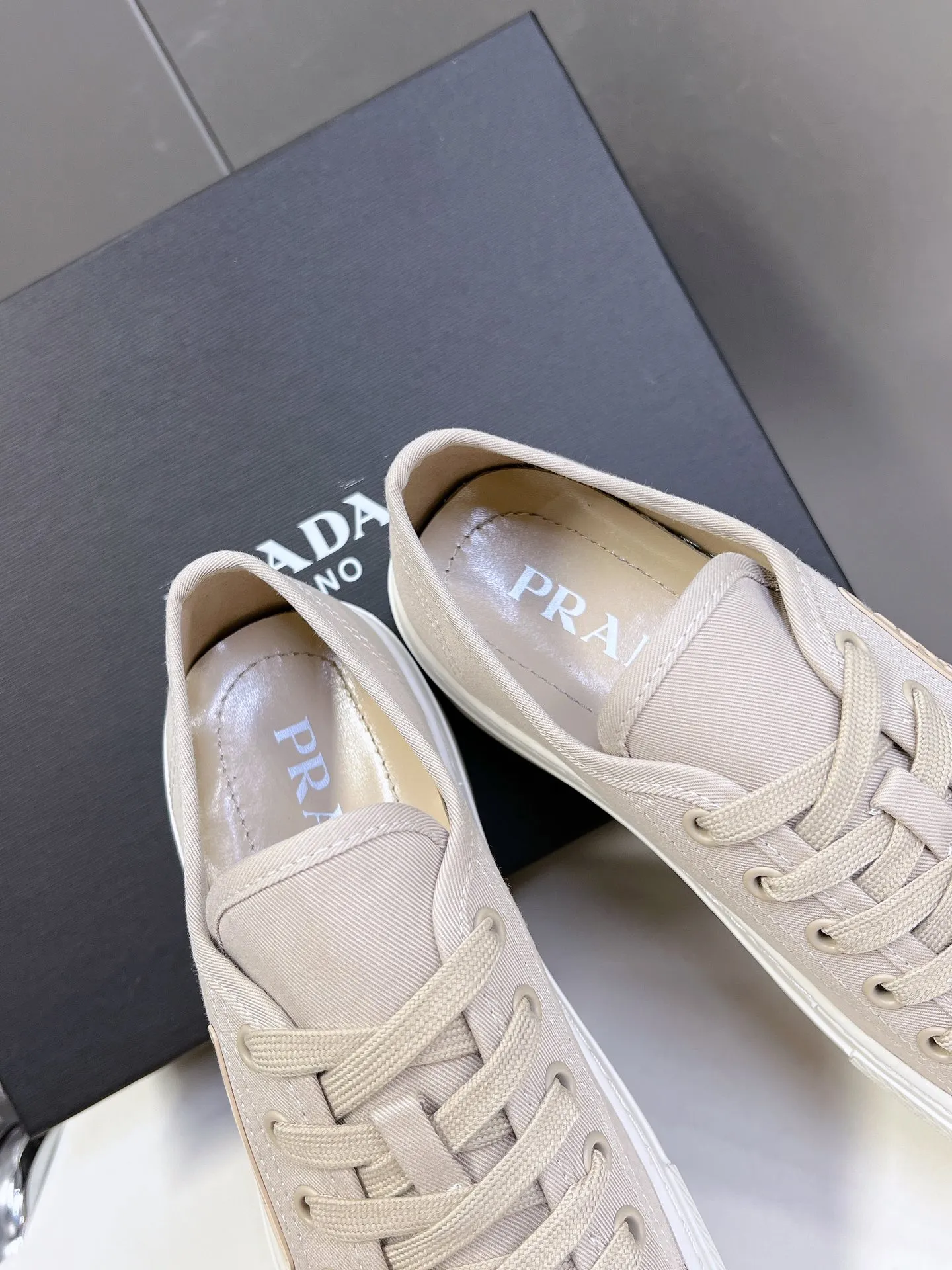 💕💕Factory direct selling price p480💕💕 Prada canvas shoes, the latest black technology in technical canvas. After a few years, Prada has brought us beautiful biscuit shoes. A must-have item that fashionistas must not miss. There are no complicated decorations, and the texture is very vintage. The purity and minimalism are neat and poetic. The latest canvas adds a casual touch.  Upper: original technical canvas. Short foot pad: sheepskin. Outsole: Eva ultra-light foam. Outsole height 4CM. Size: #35-41 (customized for 40 units, non-refundable).